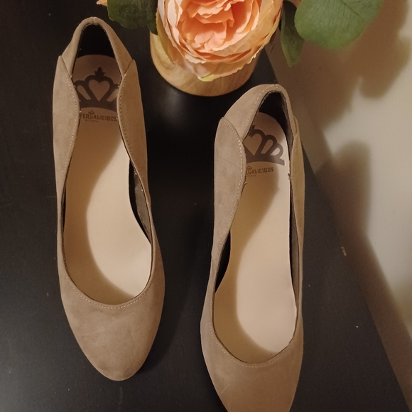 Fergalicous high heels women size 8.5 beige office casual - Picture 2 of 7